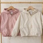 Cortavientos infantil con capucha en rosa y beige