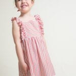Vestido infantil coral a rayas con volantes 263033