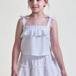 Top blanco niña con volante bordado y tirantes lazo 266018