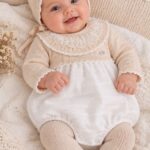 Pelele bebé niño de punto crudo con encaje y capota Ref. 70211