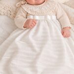 Vestido faldón bebé niña en crudo con encaje y capota Ref. 70223
