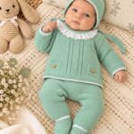 Conjunto de punto bebé verde agua con cuello volante y capota