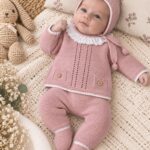 Conjunto de punto bebé niña rosa con cuello volante y capota