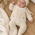 Conjunto de punto bebé recién nacido beige con capota