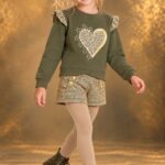 Conjunto niña Patitaa sudadera verde kaki y short de pata de gallo